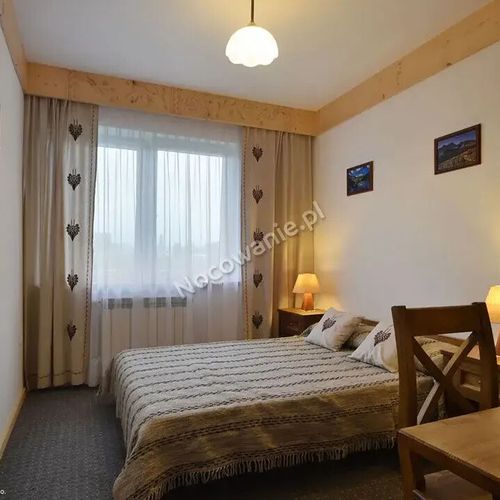 Apartament 4-osobowy na parterze z widokiem na góry z 2 pomieszczeniami sypialnianymi