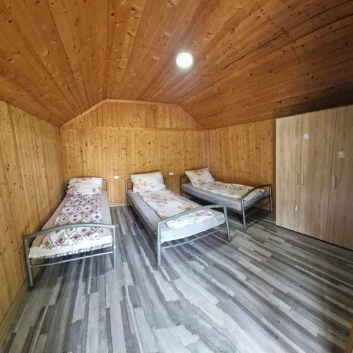 Bungalow cu baie comună lângă piscină pentru 3 pers. (se inchirieaza doar integral)