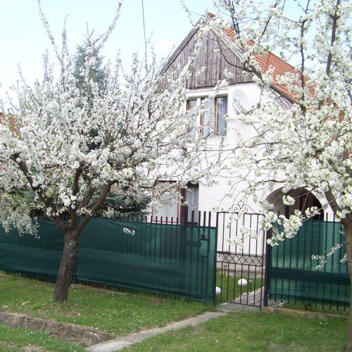 Apartman pro 4 os. s 1 ložnicí s výhledem do zahrady na poschodí