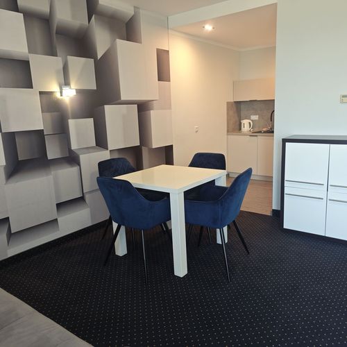 Apartament 4-osobowy z klimatyzacją z widokiem na jezioro z 2 pomieszczeniami sypialnianymi (możliwa dostawka)