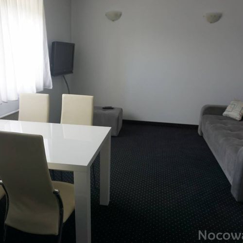 Apartament 4-osobowy na parterze z widokiem na ogród z 2 pomieszczeniami sypialnianymi (możliwa dostawka)