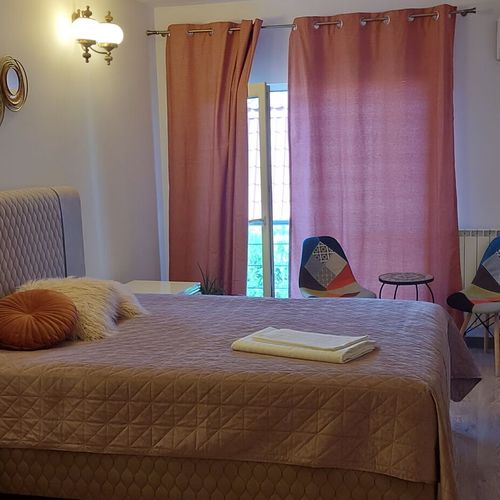 Suita familial(ă) cu vedere spre curte cu 1 camera pentru 2 pers. (se poate solicita pat suplimentar)