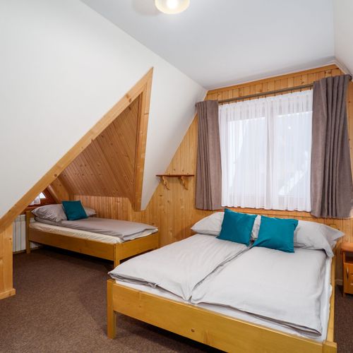 Pokój 4-osobowy z prysznicem z dostępem do ogrodu