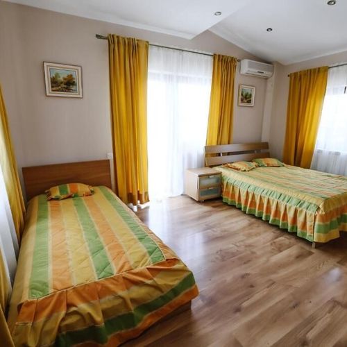 Camera tripla cu vedere spre grădină