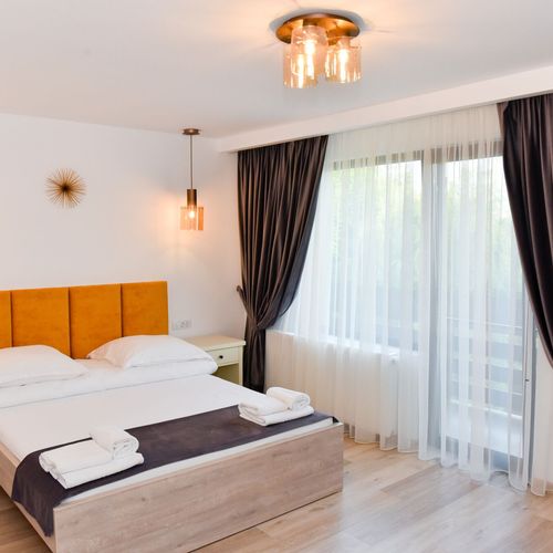 Întreaga unitate întreaga unitate cu balcon pentru 12 pers. (se inchirieaza doar integral)