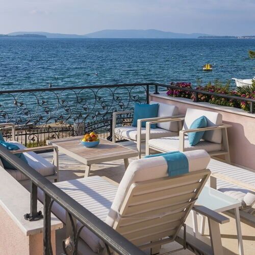 Vilă la etaj cu vedere spre mare pentru 6 pers. (se inchirieaza doar integral)