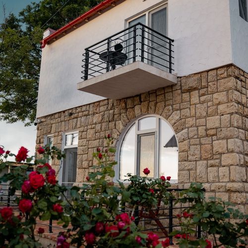 Camera tripla family cu vedere spre grădină