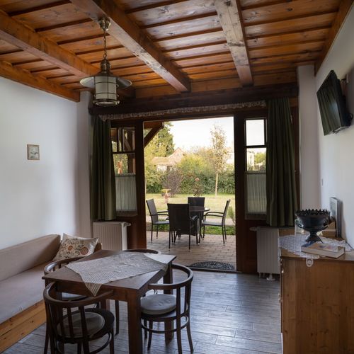 Rodinný Apartman pro 4 os. se 2 ložnicemi s výhledem do zahrady (s možností přistýlky)