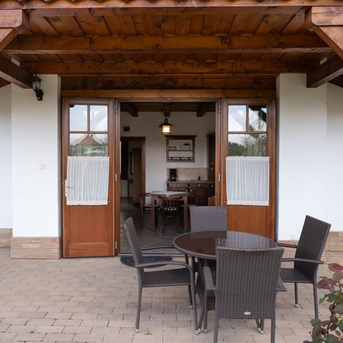 Rodinný Apartman pro 4 os. se 2 ložnicemi s výhledem do zahrady (s možností přistýlky)