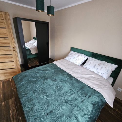 Apartament 4-osobowy z łazienką z widokiem na las (możliwa dostawka)