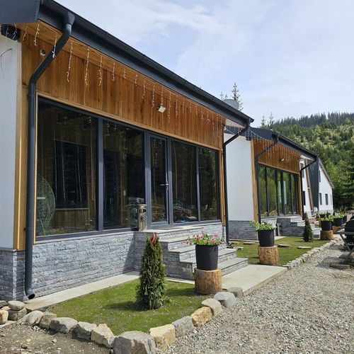 Cabană cu bucătărie proprie cu vedere spre pădure pentru 6 pers. (se inchirieaza doar integral)