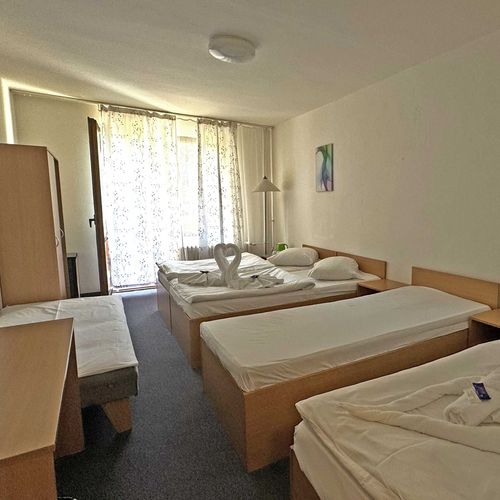 Pokoj se sprchou s balkónem pro 4 os. (s možností přistýlky)
