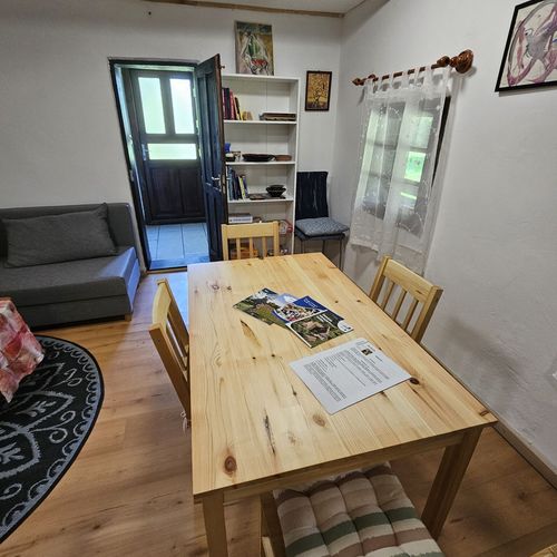 Casa rustică întreaga unitate cu vedere spre grădină pentru 4 pers. (se inchirieaza doar integral)