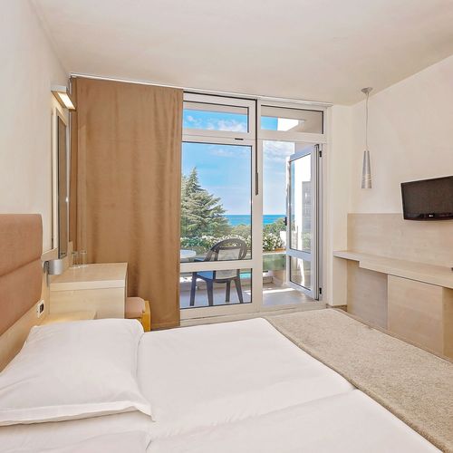 Camera twin cu balcon cu vedere spre mare