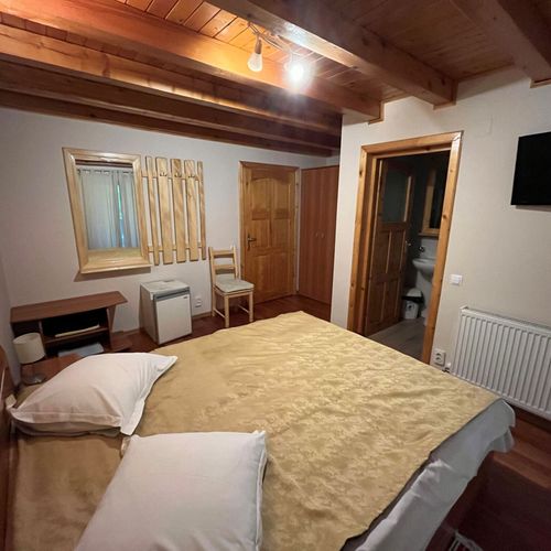 Cabană cu vedere spre pădure cu vedere spre oraș pentru 12 pers. (se inchirieaza doar integral) (se poate solicita pat suplimentar)