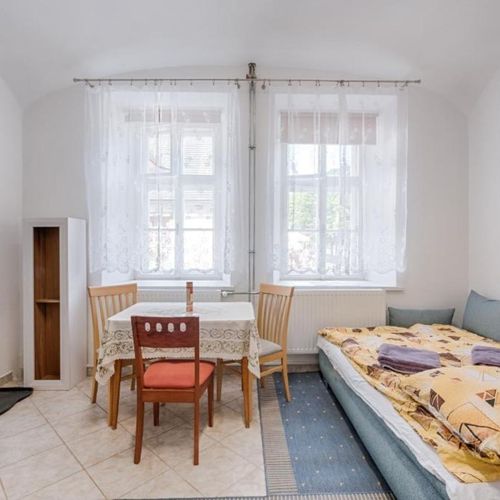 Apartman se sprchou s privátní koupelnou mimo apartmán pro 5 os. s 1 ložnicí