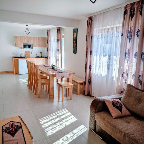 Apartament 4-osobowy na parterze z aneksem kuchennym z 1 pomieszczeniem sypialnianym (możliwa dostawka)