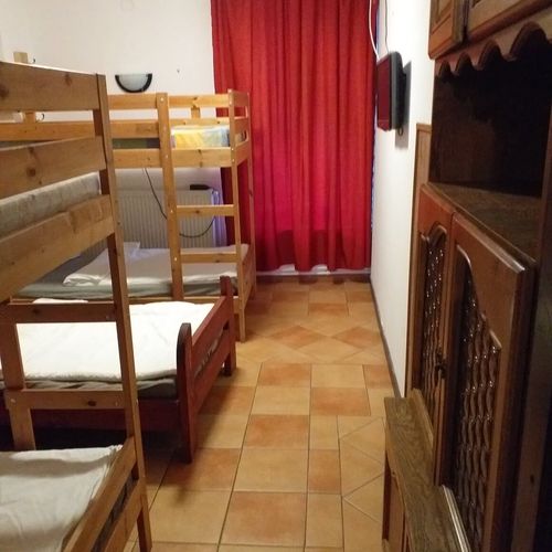 Camera cvadrupla la parter cu bucătărie comună