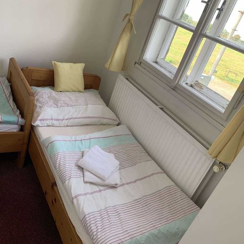 Chata cu duș cu chicinetă proprie pentru 2 pers. (se inchirieaza doar integral) (se poate solicita pat suplimentar)