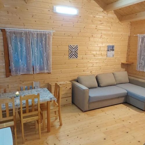Domek drewniany 5-osobowy z tarasem z widokiem na las (możliwa dostawka)