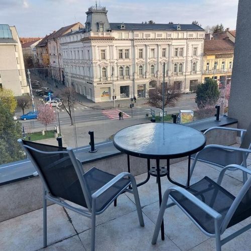 Camera tripla cu terasă cu vedere spre oraș