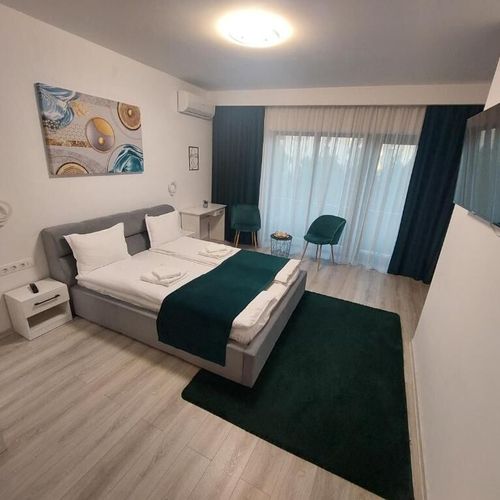 Camera tripla cu balcon tV cu ecran plat