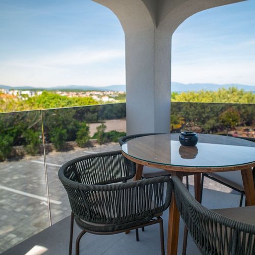 Apartman (jako celek) s balkónem pro 2 os. na poschodí