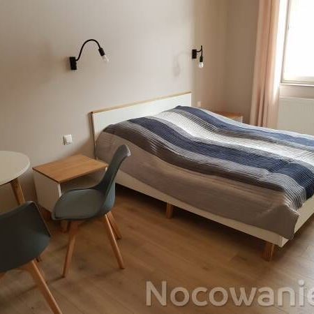Pokoj se zahradou s privátní koupelnou mimo pokoj s manželskou postelí