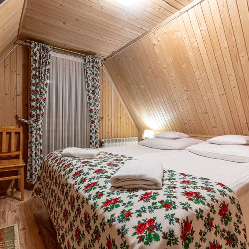 Apartament la mansardă cu vedere spre munte cu 2 camere pentru 4 pers.