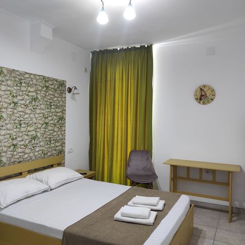 Apartament la parter cu bucătărie comună cu 2 camere pentru 4 pers.