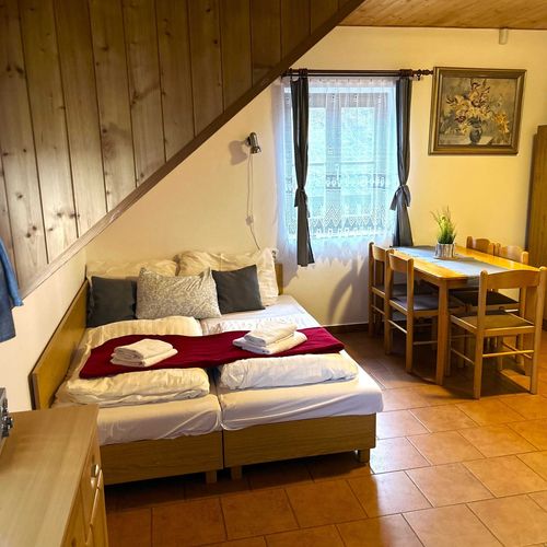 Rodinný Apartman pro 5 os. se 2 ložnicemi na poschodí