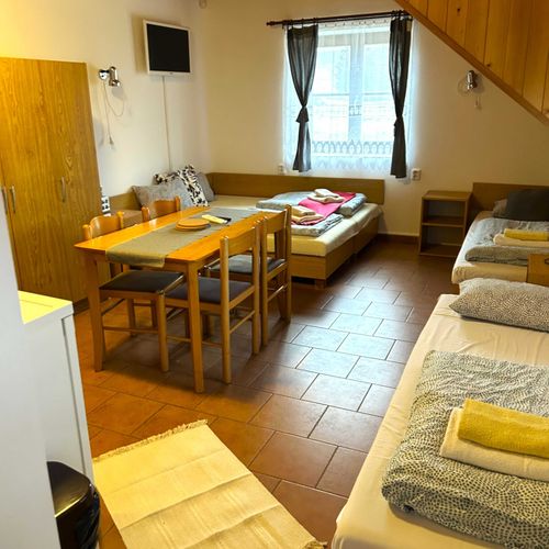 Apartman pro 4 os. s 1 ložnicí s výhledem do dvora na poschodí
