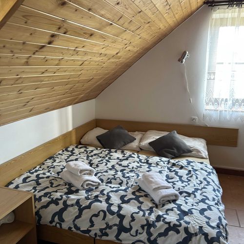 Apartman pro 3 os. s 1 ložnicí s výhledem do zahrady na poschodí