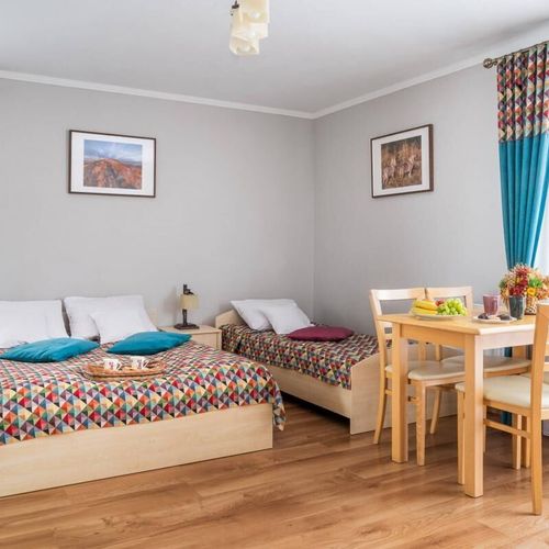 Pokój 4-osobowy z balkonem z widokiem na góry