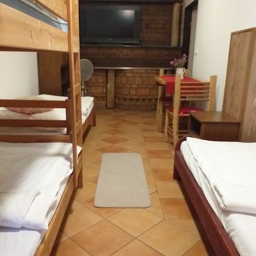 Camera cvadrupla la parter cu bucătărie comună