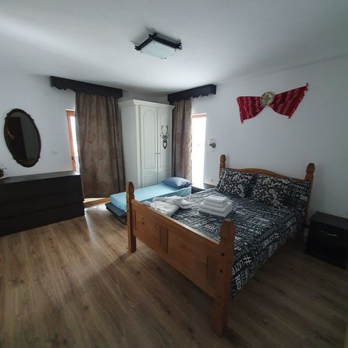Camera dubla la etaj la mansardă