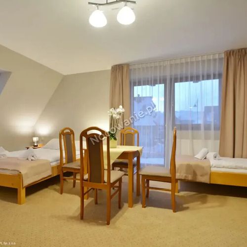 Camera cvadrupla cu chicinetă proprie