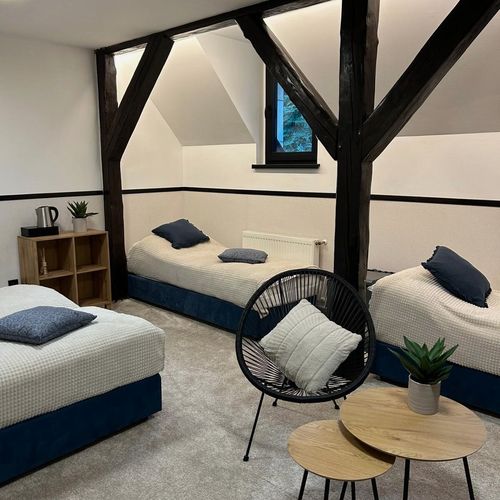 Pokój 4-osobowy na piętrze z łazienką (możliwa dostawka)