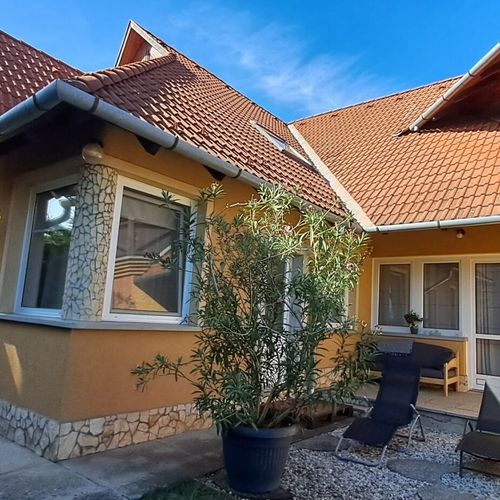 Apartament la parter cu vedere spre grădină cu 2 camere pentru 4 pers.