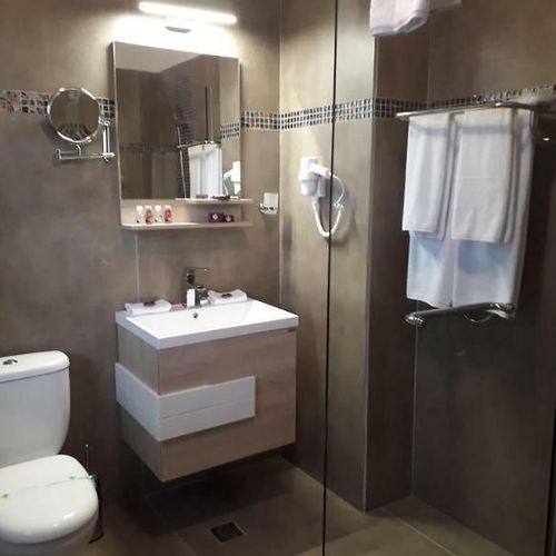 Camera twin economy cu baie comună