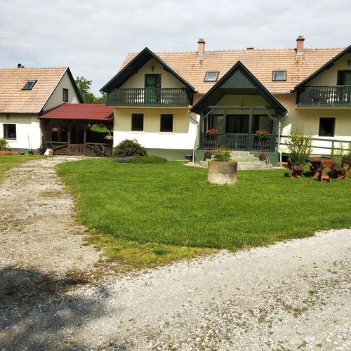 Întreaga unitate întreaga unitate cu vedere spre grădină pentru 14 pers. (se inchirieaza doar integral)