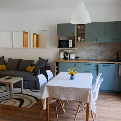 Apartament la parter cu terasă cu 2 camere pentru 4 pers.