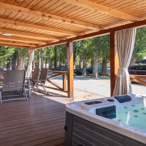 Cabană deluxe cu vedere parțială spre mare pentru 6 pers. (se inchirieaza doar integral)