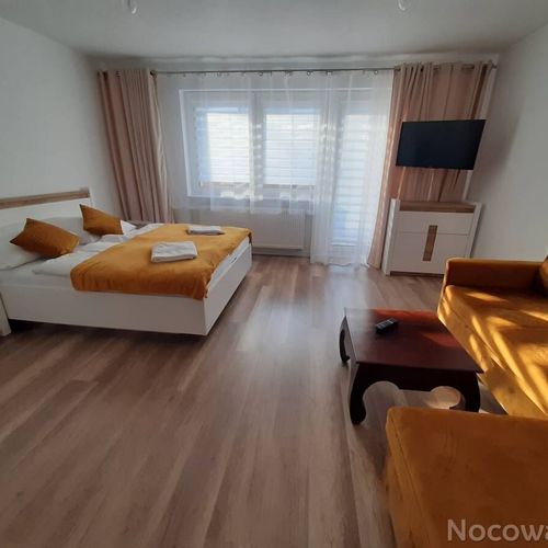 Apartament 6-osobowy z balkonem z własną kuchnią z 2 pomieszczeniami sypialnianymi (możliwa dostawka)