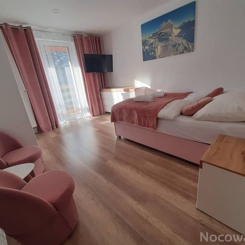 Apartament 6-osobowy z balkonem z własną kuchnią z 3 pomieszczeniami sypialnianymi (możliwa dostawka)