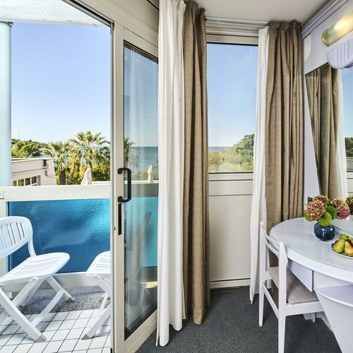 Camera twin cu balcon cu vedere spre mare