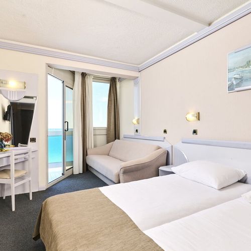 Camera twin cu balcon cu vedere spre mare