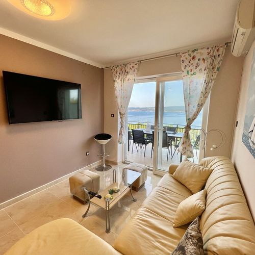 Apartament la etaj cu vedere spre mare cu 3 camere pentru 6 pers.