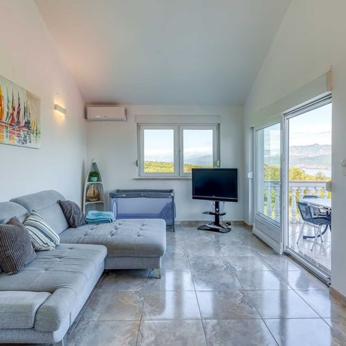 Casă de vacanță cu balcon cu aer condiționat pentru 8 pers. (se inchirieaza doar integral)