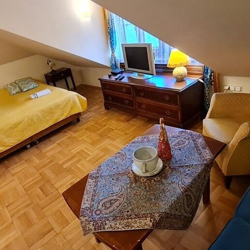Camera twin cu baie cu vedere spre grădină